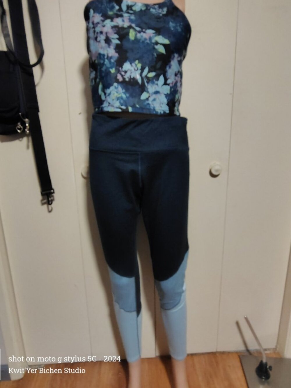 Old Navy Leggings Blue & Floral Top